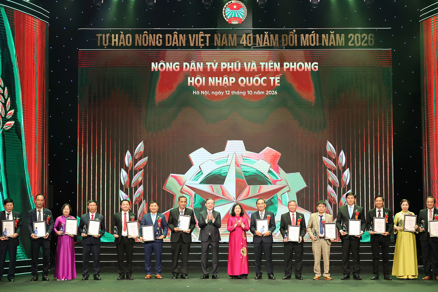 Lễ tôn vinh và trao danh hiệu Nông dân Việt Nam xuất sắc 40 năm Đổi mới